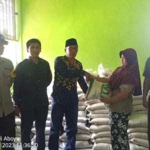 Pemda Bagikan Beras, Warga Selali Riang Gembira Pemda Bagikan Beras, Warga Selali Riang Gembira