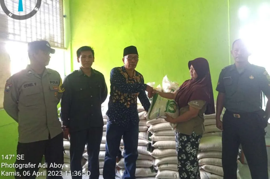 Pemda Bagikan Beras, Warga Selali Riang Gembira
