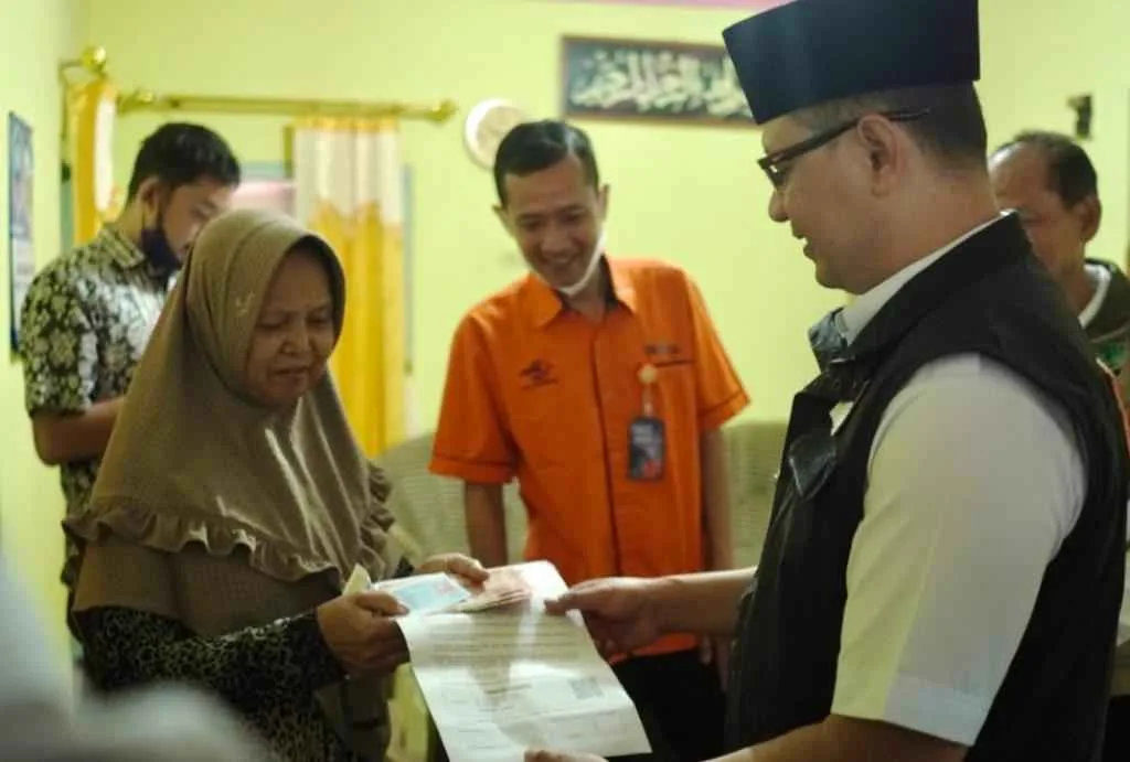 Pemkot Batu Salurkan Bantuan Dana dan Sembako dari Kemensos
