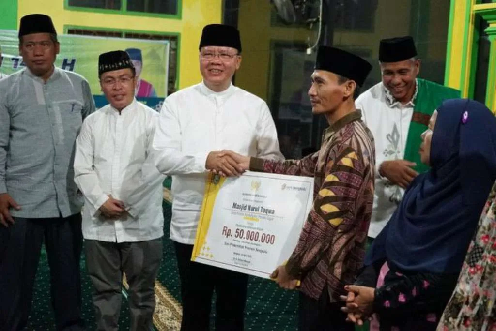 Safari Pembangunan Ke Mukomuko, Gubernur Rohidin Gelontorkan Milyaran Rupiah