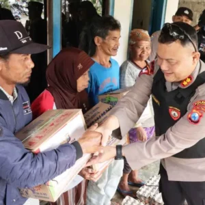 Sambagi Korban Tanah Longsor di Gandusari, Polres Blitar Bagikan Sembako