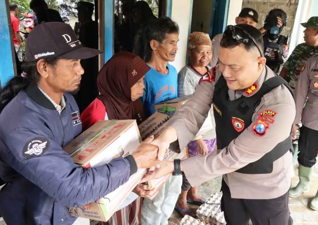 Sambagi Korban Tanah Longsor di Gandusari, Polres Blitar Bagikan Sembako