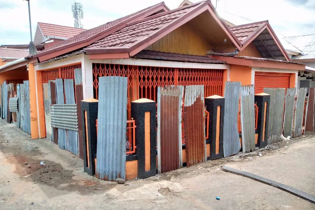Sengketa Rumah Memanas, Ahli Waris Segel Rumah Pakai Seng