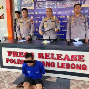 Tak Terima Ditegur, Pria ini Aniaya Tetangga Sendiri Pakai Parang Tak Terima Ditegur, Pria ini Aniaya Tetangga Sendiri Pakai Parang