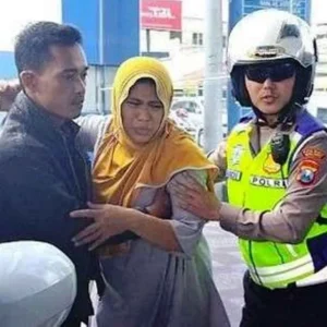 Terjebak Arus Mudik, Aparat Polres Malang Berhasil Evakuasi Warga Yang Hendak Melahirkan