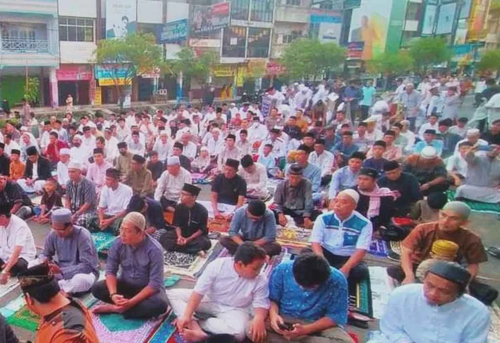 Tetapkan Idul Fitri Pada Hari Jumat, Jamaah Muhammadiyah Padati Kawasan Soeprato  