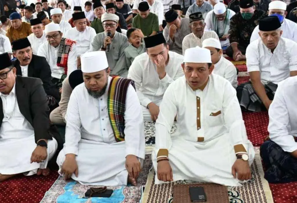 Wali Kota Bengkulu dan Wakil Salat Idulfitri di Masjid Kota Merah Putih
