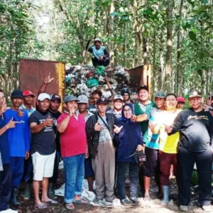 Bacaleg Partai Nasdem Blitar Ikut Bersihkan Sampah, Titik Supartiah Minta Pemda Sediakan TPA Bacaleg Partai Nasdem Blitar Ikut Bersihkan Sampah, Titik Supartiah Minta Pemda Sediakan TPA
