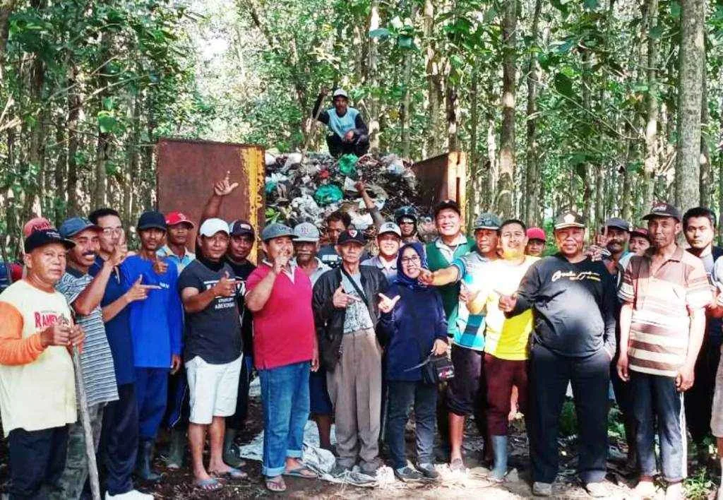 Bacaleg Partai Nasdem Blitar Ikut Bersihkan Sampah, Titik Supartiah Minta Pemda Sediakan TPA
