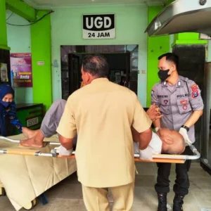 Bantu Lansia Terlantar, Bripka Dheni Diapresiasi Warga Bantu Lansia Terlantar, Bripka Dheni Diapresiasi Warga