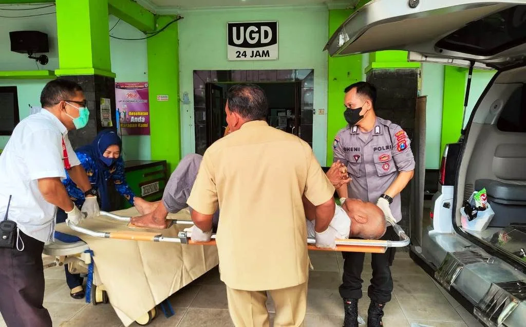 Bantu Lansia Terlantar, Bripka Dheni Diapresiasi Warga