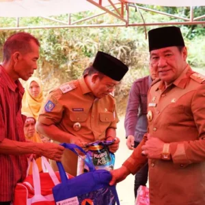 Bentuk Kepedulian Pemprov Bengkulu, Wagub Rosjonsyah Serahkan Bantuan untuk Korban Kebakaran