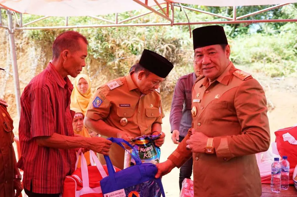 Bentuk Kepedulian Pemprov Bengkulu, Wagub Rosjonsyah Serahkan Bantuan untuk Korban Kebakaran