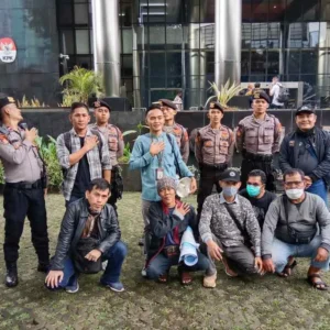Hari ke 2, FPR dan Rombongan Kembali Gelar Aksi di Depan KPK Hari ke 2, FPR dan Rombongan Kembali Gelar Aksi di Depan KPK
