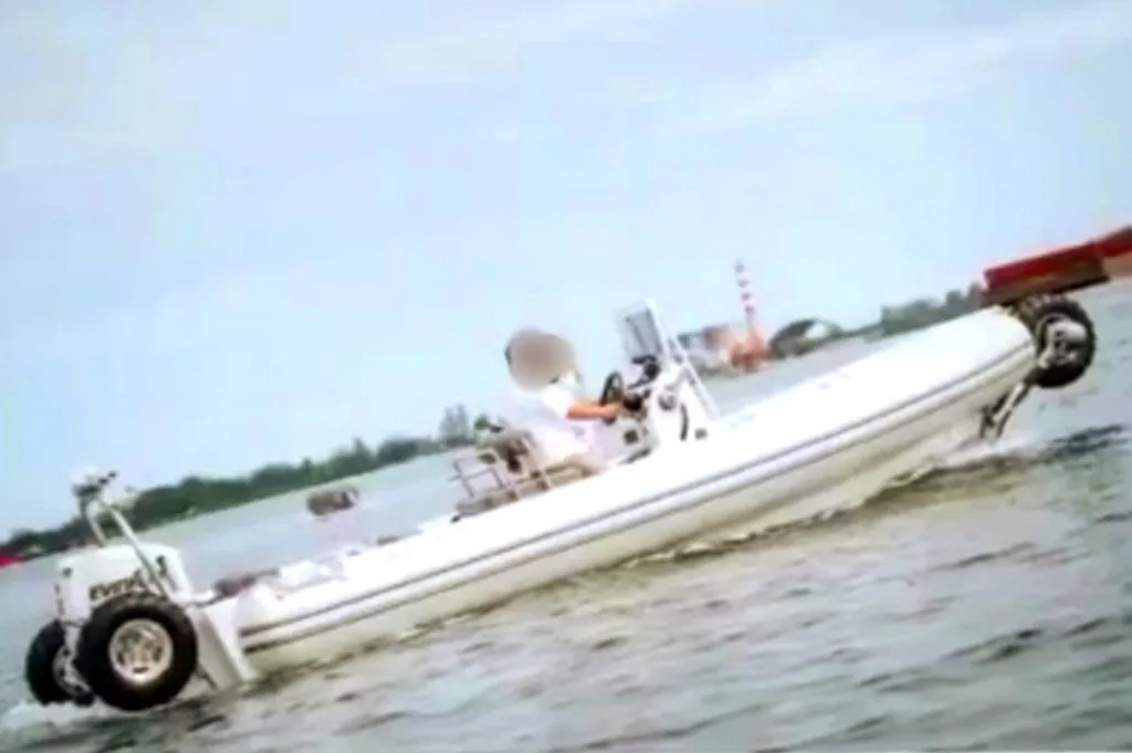 Muncul Foto, Diduga Perahu 1,5M Bantuan BNPB Pusat Dipakai Untuk Prewedding