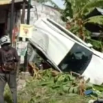 Ngebut, Mobil Ini Tabrak Pengendara Lalu Nyungsep ke Ruko Warga