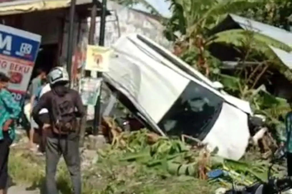 Ngebut, Mobil Ini Tabrak Pengendara Lalu Nyungsep ke Ruko Warga