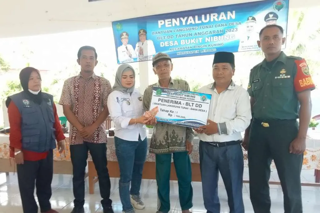 Pemdes Bukit Nibung Bagikan BLT-DD Kepada 22 KPM