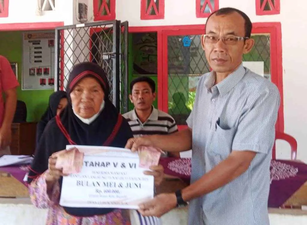 Pemdes Lubuk Sirih Ilir Bagikan BLT Kepada 22 KPM Sekaligus Gelar Giat Posyandu