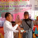 Pemdes Sukau Datang I Salurkan BLT-DD Kepada 21 KPM