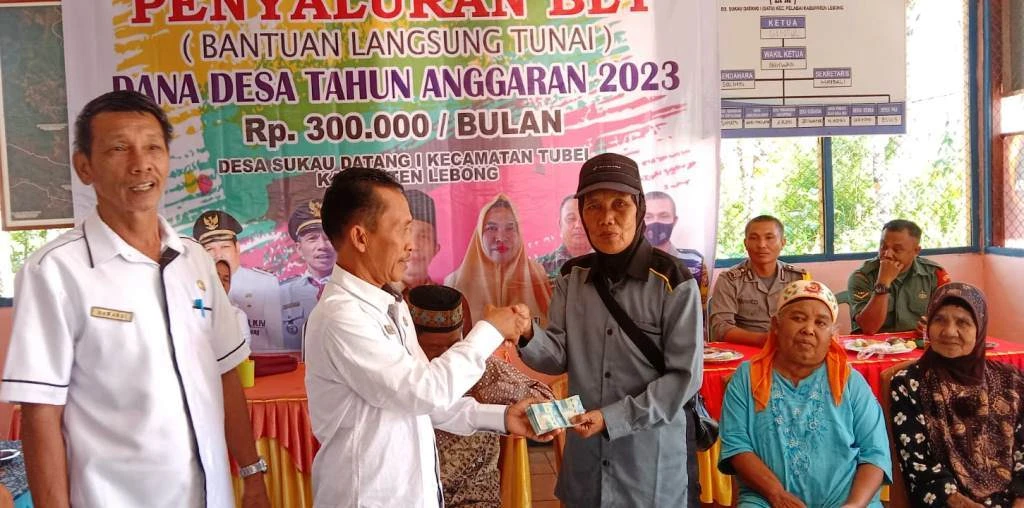 Pemdes Sukau Datang I Salurkan BLT-DD Kepada 21 KPM