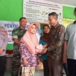 Pemdes Sukau Datang Salurkan BLT-DD untuk 29 KPM