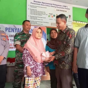 Pemdes Sukau Datang Salurkan BLT-DD untuk 29 KPM