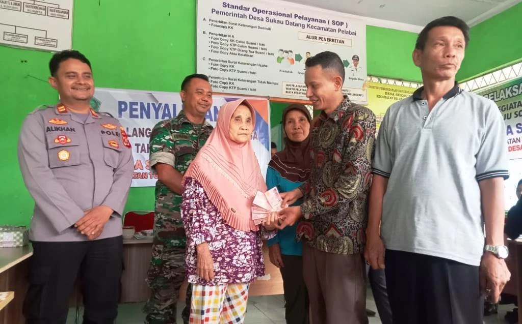 Pemdes Sukau Datang Salurkan BLT-DD untuk 29 KPM