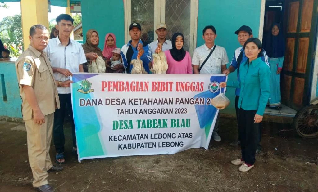 Pemdes Tabeak Blau Salurkan Bibit Unggas Kepada 390 KK