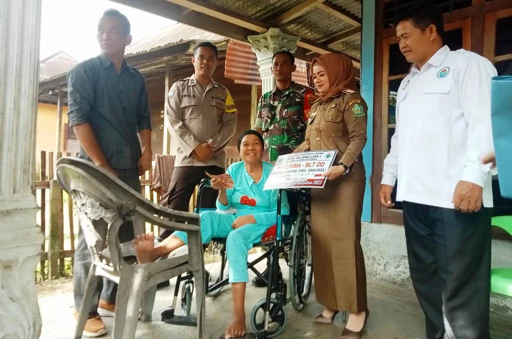 Pemdes Talang Liak I Bagikan BLT-DD Kepada 34 KPM