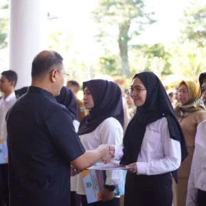 PJ Wali Kota Batu Serahkan SK dan Pangkat Pengabdian Para ASN