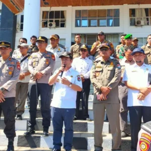 Polres Mukomuko Kawal Aksi Kelompok PMB di Depan Kantor Bupati Polres Mukomuko Kawal Aksi Kelompok PMB di Depan Kantor Bupati