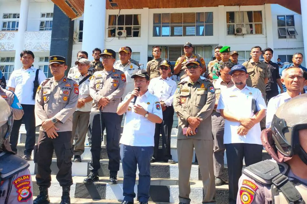 Polres Mukomuko Kawal Aksi Kelompok PMB di Depan Kantor Bupati