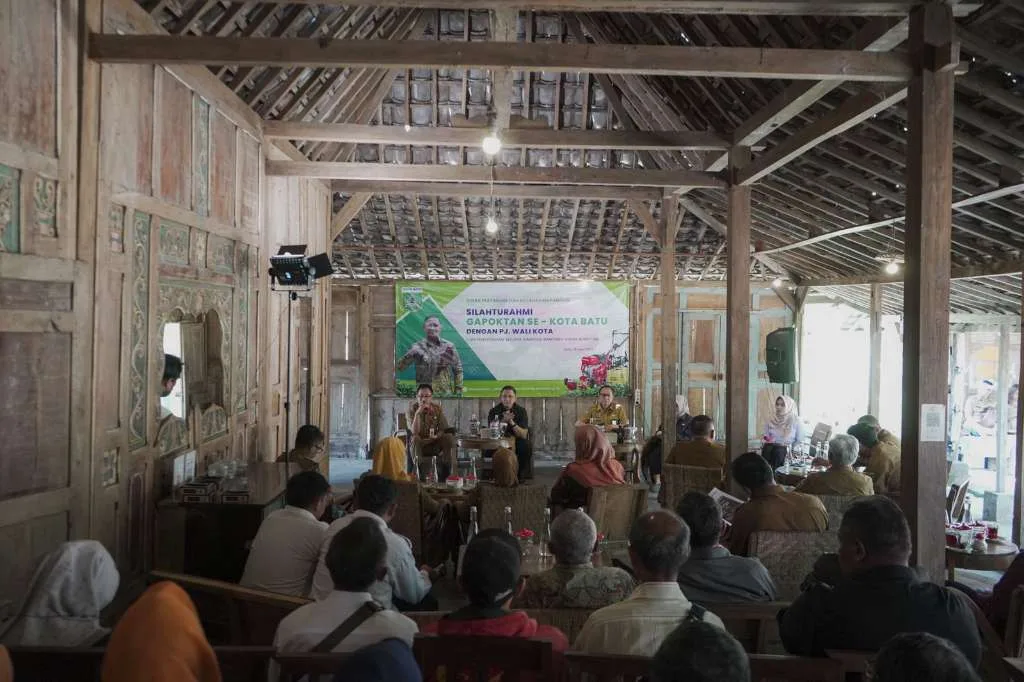 Tingkatkan Hasil Pertanian, Pemkot Batu Bersama Dinas Pertanian Salurkan Bantuan Alsintan