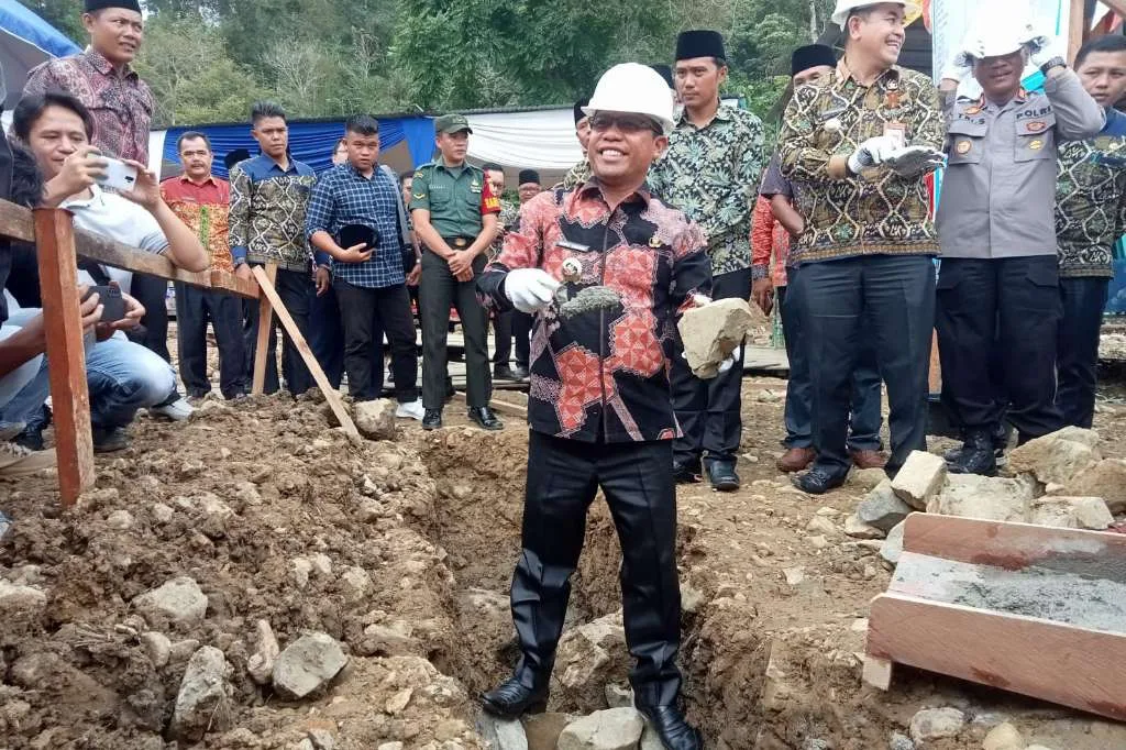 Bupati Lebong Lakukan Peletakan Batu Pertama Pembangunan Masjid Syuhada