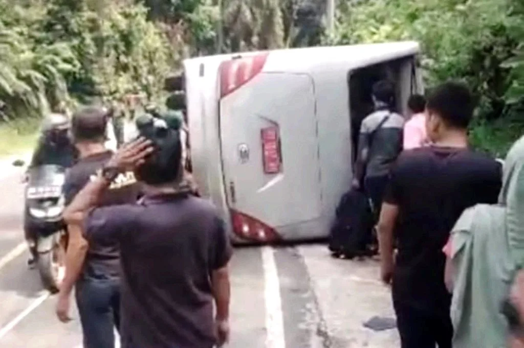 Bus Rombongan Atlet Karate Kabupaten Kaur Terguling di Seluma, Begini Kondisinya