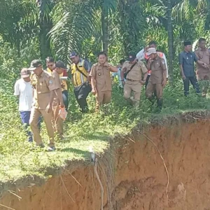 Desa Durian Besar Terancam Longsor, Kades dan Camat Minta Solusi Pemerintah