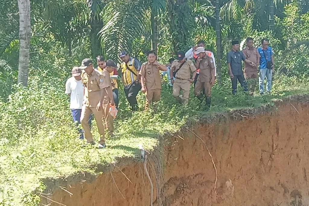 Desa Durian Besar Terancam Longsor, Kades dan Camat Minta Solusi Pemerintah