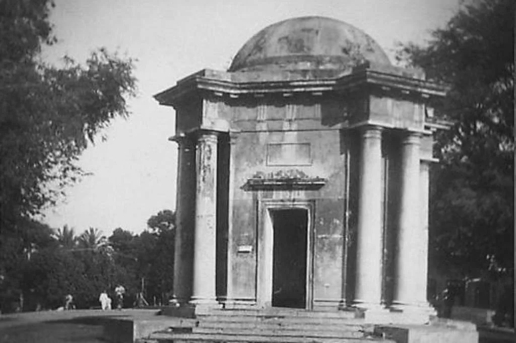 Kuburan Bulek Tugu Thomas Parr, Monumen Pahlawan Tak Dikenal
