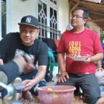 Moment Idul Adha, Tomi Gandhi Makan Bareng Sambil Diskusi Dengan Wartawan