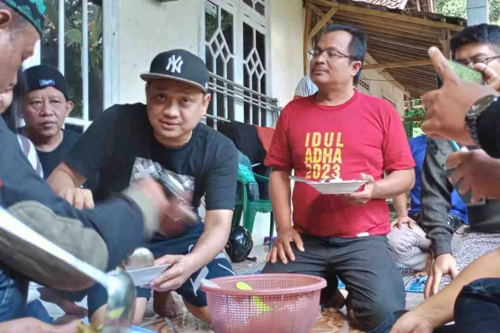 Moment Idul Adha, Tomi Gandhi Makan Bareng Sambil Diskusi Dengan Wartawan