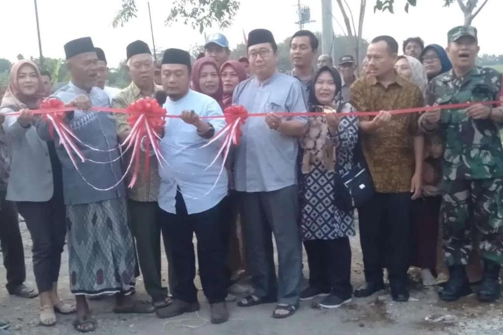 Kades Slatri Resmikan Jalan Usaha Tani dan Penanaman Pohon Tabe Buya