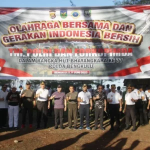 Pemprov Bengkulu Bersama Forkopimda Bersihkan Pantai Panjang