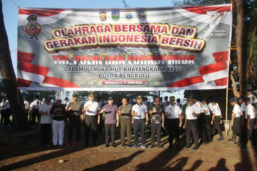 Pemprov Bengkulu Bersama Forkopimda Bersihkan Pantai Panjang