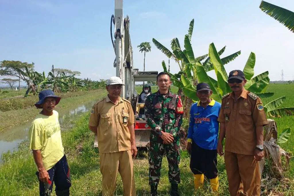 Perbaiki Tanggul Bocor, UPTD Banjarharjo Tutup Penutupan Sodetan Air di Saluran Irigasi