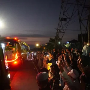 Pj Wali Kota Batu Lepas 204 CJH ke Asrama Haji Sukolilo Pj Walikota Batu Lepas 204 CJH ke Asrama Haji Sukolilo