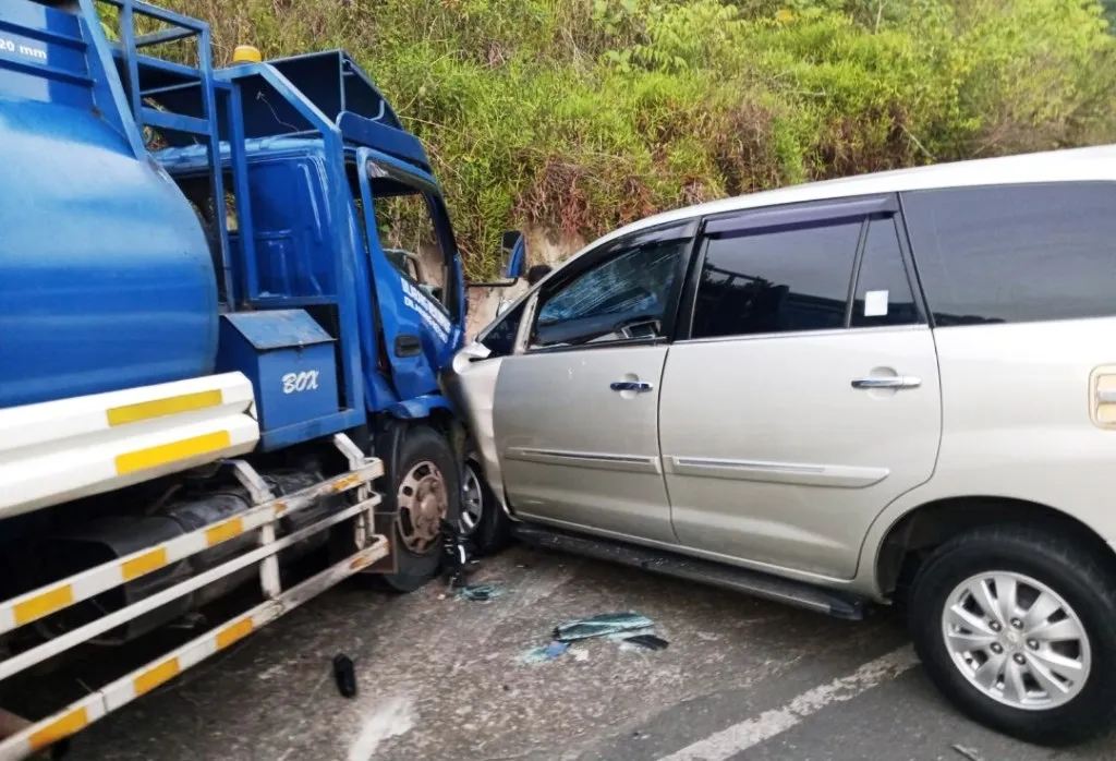 Truk Tengki Milik Perusahaan Ini Tabrakan Dengan Pengendara Wanita