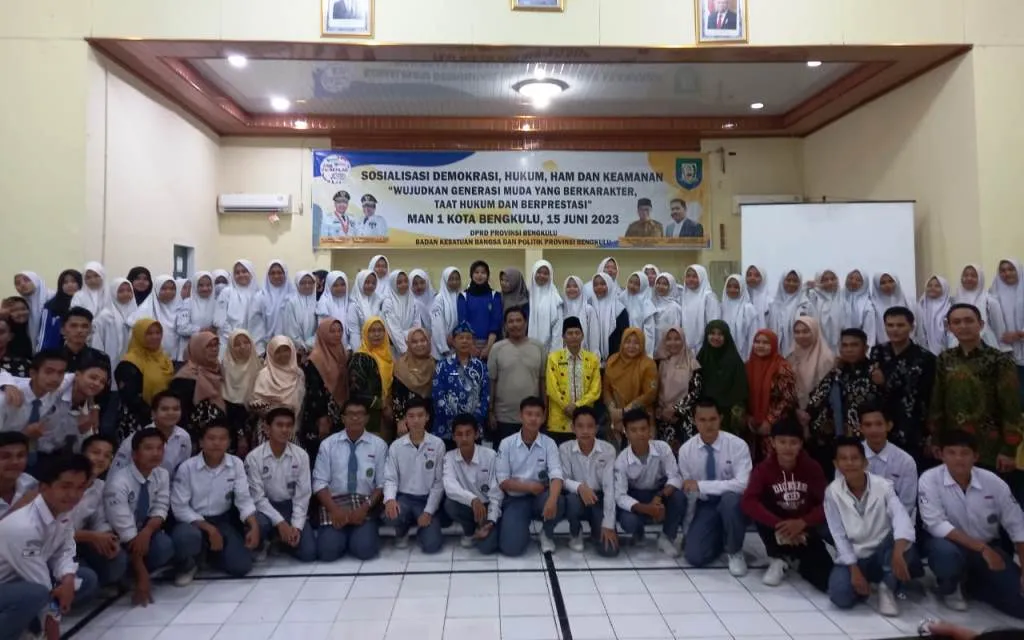Usin Sembiring Hadirkan Keceriaan Saat Jadi Pemateri Sosialisasi di MAN 1 Kota Bengkulu