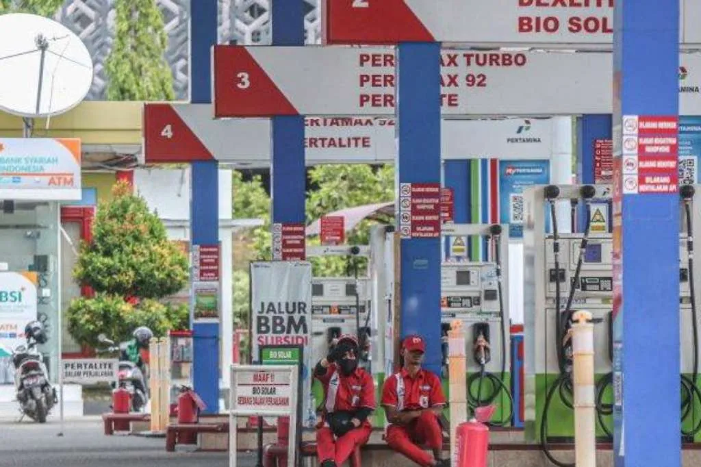 Alami Lonjakan Harga, Cek Harga BBM Pertamina di Sini Terkait Harga BBM, Beberapa Perusahaan Ini Lakukan Penyesuaian Tarif Produk BBM Keterbatasan Fiskal, Penyesuaian Harga BBM Dinilai Masuk Akal Subsidi BBM Dialihkan ke Transfer Tunai, Harga Pertalite dan Solar Naik Harga BBM Shell Naik per 1 November 2024, Berikut Rinciannya