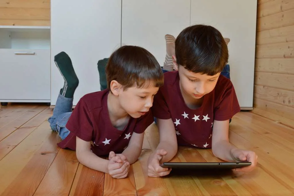 Dampak Negatif Gadget Pada Anak